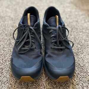 Men’s Arc’teryx size 13 navy blue shoe
